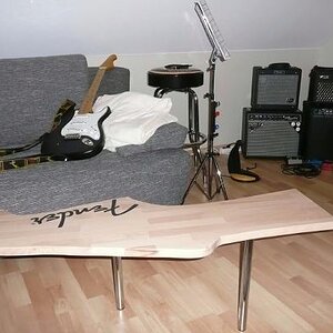 Fender-Tisch als Nachbau in meiner neuen Übungsecke
Vintage V6 MRBK und Fender Super Champ XD sind verkauft.