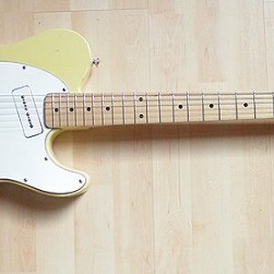 Erste Eigenbau Telecaster mit Hindernissen.

- nachträglich Kontur geändert,
- 2x Schlagbrettwechsel wegen PU oder Farbe (selfmade)
- Hals gewechselt, entlackt
- Farbe des Bodys gewechselt
- Teile geaged, Body geaged - weil er ohnehin schon Macken der Herstellung hatte und der Lack immer in die Poren sackte.