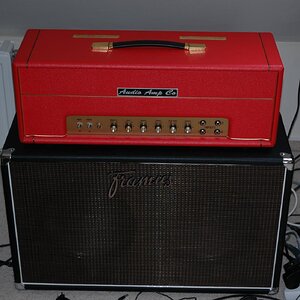 Audio Amp Co JTM45 

Mit KT66, PTP, Gleichrichterröhre und allen sinnvollen Mods des Herstellers. Dieser Amp ist nicht mein Favorit, wohl aber der von dem die größte Faszination ausgeht und schaltungstechnisch der Aufwändigste. Ich bin eher Combo Fan und kann eigentlich nicht ohne Reverb....das zur Erklärung. Ansonsten stellt das Ding alles was ich bislang gehört habe oder anspielen durfte in den Schatten.

Im Chassisinneren befinden sich drei Kippschalter, Plexi Boost, 68EQ und Wild Switch. Plexi Boost erhöht ein wenig das Gain, 68EQ die mittleren Frequenzen, sind also kosmetischer Natur. Der Wild Switch greift chirurgisch ins Geschehen ein und verpasst dem Amp eine völlig andere extrem raue Obertonstruktur.

Dieser lässt sich aber auch dosiert regeln weil der Amp diese Funktion auch mit einem Poti welches sich auf der Rückseite befindet zur Verfügung stellt. Daneben befindet sich ein weiteres Poti mit der Bezeichnung "Deep Control" welches ebenfalls radikal ins Klanggeschehen eingreift. Hier werden Bässe und Tiefmitten hinzugefügt.

Der Wild Control Regler oder zumindest dessen Switch ist ein absolutes MUSTHAVE wenn man sich für einen Audio Amp Co entscheidet. Worte können Sound sowieso nur unzureichend beschreiben aber was diese Funktion macht ist mehr als spektakulär.

Hier etwas im O-Ton vom Datenblatt:

Bright Switches: Diese Funktion ist auf beiden Eingängen über Pull/Push Schalter an den Volume Potis verfügbar.

(alles was nun folgt befindet sich auf der Rückseite bzw. im Chassisinneren)

Plexi Boost: Dieser Schalter funktioniert auf beiden Kanälen. Wenn der Schalter in Richtung Frontpanel zeigt ist die Funktion zugeschaltet und beide Kanäle haben einen höheren Verzerrungsgrad und eine leichte Anhebung der mittleren Frequenzen.

EQ-Switch: Mit diesem Schalter können Sie von der normalen EQ Beschaltung mit 250pF/56KOhm zu der späteren 500pF/33KOhm Beschaltung wechseln. Die Standard Beschaltung klingt sehr Clean und Tight; die sogenannte "Hendrix" Beschaltung hat mehr Höhen , mehr Tiefmitten und mehr Gain.

Wild Switch: Hiermit wird die negative Gegenkopplung des Verstärkers deaktiviert. Die Wild Control Regelung wird ausgeschaltet, ebenso wie die Presence Control. Der Verstärker wird lauter, ändert seinen Frequenzgang und verzerrt stärker. Insgesamt bietet diese Funktion mehr Crunch und Rauheit; der Klang erinnert an die berühmten Class A Verstärker.

Wild Control: Dieses Poti regelt die negative Gegenkopplung der Treiber- und Endstufe. Beginnend mit dem Originalwert von 27KOhm am Linksanschlag steht hier ein Bereich über die später verwendeten 47KOhm bis hin zu dem Maximalwert 100KOhm, der in den späten 70ern verwendet wurde zur Verfügung. Sie können mit diesem Schalter den Obertonschimmer des gesamten Verstärkers verändern. Bei einer Drehung im Uhrzeigersinn bekommt der Klang mehr Crunch und Obertöne.

Deep Control: Dieses Poti regelt den Tieftonanteil der Endstufe. Im Uhrzeigersinn gedreht bekommt der Verstärker mehr Tiefmitten und Bässe. Der Originalwert befindet sich am Linksanschlag des Potis.

Jede Kombination verhält sich anders, so dass dies eine Frage des persönlichen Geschmacks ist. Die Schalter und Potis bieten eine grössere Flexibilität in Bezug auf den Individuellen Klangcharakter.


Dieser Amp ist ein Killer, Monster und ein Hooligan, kann aber auch makellosen Clean Sound und Alles dazwischen. Für Gain welches über Crunch hinaus geht müssen Pedale bemüht werden. Mein Vielseitigster, Wertvollster und sicher auch Innovativster Amp. Sein geistiger Vater und Erbauer Gerd Mingl ist ein kompetenter, freundlicher und hilfsbereiter Zeitgenosse. Wenn ich mir jemals einen weiteren Amp kaufe dann unabhängig vom Modell von Audio Amp Co. Das ist die oberste Liga!

Die Box ist ein Kompromiss für den ich mich nicht schäme, aber da ist das letzte Wort nocht nicht gesprochen....ich habe keinen Goldesel :(. Nicht falsch verstehen, die ist toll für das Geld. Für mich sind aber AlNiCo Speaker das Maß der Dinge. Diese Box ist mit Celestion V30 bestückt, für viele Anwendungszwecke eine gute Wahl und beileibe keine Billigspeaker...aber sind schon eher für Rock und Sounds mit Gain ausgelegt...