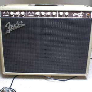 63 Vibroverb Reissue

Obwohl ich vor diesem Amp schon gutes Zeug am Start hatte war er lange Zeit mein liebstes Baby. Kein PTP, keine Gleichrichterröhre, nix womit man protzen könnte, aber richtig guter Sound. 

Mitverantwortlich dafür waren sicherlich die von mir eingesetzten Jensen P10R AlNiCo's.

Seit diesem Amp schwöre ich auf Einkanaler oder "Quasi Einkanaler" denn solche Fenders haben zwar zwei Kanäle, aber beide ohne heisse Gain Stufe.

Sowas muss man dann mit einem Pedal erledigen. Dieser Amp erscheint als wäre er mit dem Custom Vibrolux Reverb verwandt, ist er aber nicht. Der CVR klingt aus meiner Sicht unterirdisch. Den Vibro wiederum würde ich jederzeit wieder kaufen. Schönster Fender Ton, mit Glück sogar recht preisgünstig zu bekommen.

Dieser Amp ist nicht mehr in meinem Besitz, hat eine spürbare Lücke hinterlassen. Es ist schon ein sehr spezieller Charme der von 2 10" AlNiCo's ausgeht.