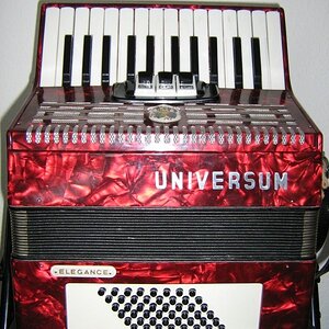 Universum Elegance 48 Bässe, 26 Tasten, 2 Chöre, 3 Diskantregister (Tremolo)
Weltmeister über Otto Versand von 1976
Hört auf den Namen Flemming ;)