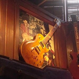 Slash's Gitarre aus dem Video "GUNS N' ROSES - Don't Cry", die er auf dem Dach des Hochhauses kaputt gekloppt hat. Die Gitarre hängt in Hollywood auf dem Sunset Strip im "RAINBOW - Bar & Grill".