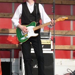 Ich (noch mit meinem Marshall MG100 HDFX + Marshall MG412A im Hintergrund, - habe mir nun einen Marshall MA100H und die dazu gehörige Marshall M412B - Box gekauft)