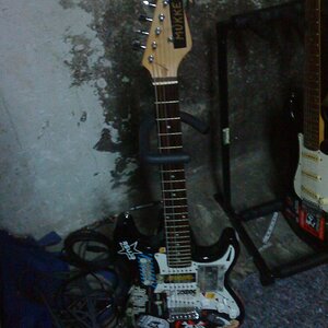Die Strat, mit der ich angefangen habe zu spielen (die Teile sind alle einzeln zusammen gekauft)