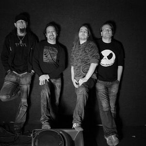 A Second Chance

Die gemeinsame Vorliebe zu Metal und Rock, sowie der Wunsch in einer repressionsfreien Band zu spielen, ließ die vier live erprobten und Band erfahrenen Musiker aus dem Ruhrgebiet - Mike (Gitarre), Mendi (Bass), Stefan (Gesang,Gitarre) und Peter (Drums), im Januar 2010 die Band A Second Chance gründen. Der durchschlagend brachiale und sehr erdige Sound der Band erfindet sich bei jedem Song immer wieder bombastisch neu, so dass kein Song wie der andere klingt und hier ein ganz eigener mitreißender Stil gefunden wurde, den man nicht konkret in irgendeine gängige metallische Schublade packen kann. Bereits in den ersten Monaten des Bandbestehens wurde eine 4-Track EP geplant und eingespielt als auch ein Support Gig für ANDY B.R.I.N.G.S. in der Oberhausener Turbinenhalle mit Erfolg bestritten.