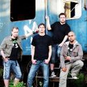 Resomus

Die ganze Geschichte startete Anfang 2009 als Soloprojekt von Danny und formte sich mittlerweile zur Band.
Die vier Jungs aus der alten Römerstadt Trier machen Rock mit deutschen Texten.

Beim aktuellen Album „Meine Welt“ hat Danny noch alles im Alleingang gemacht. Angefangen beim Songwriting über das Arrangieren, bis hin zum Einspielen der Instrumente. Er möchte mit dieser Platte quer durch „Meine Welt“ führen, d.h. die Themen in den einzelnen Liedern betreffen Danny in eigener Sache oder aber greifen Szenarien aus seinem Umfeld auf. Die Hörer sollen teilhaben an den Ereignissen, die sie vielleicht auch gerade durchmachen oder erlebt haben, sich ganz einfach verstanden fühlen. Im Leben gibt es oft Grauzonen, die einen versuchen vom Weg abzubringen. Hat man aber jemanden an seiner Seite,der aus eigener Erfahrung heraus eine gewisse Hilfestellung geben kann, wird's schon wesentlich einfacher eine Situation zu meistern. In „meiner Welt“, in die sich Danny dann zurückzieht, ist Musik der Leitfaden und das Gute ist, sie ist immer da...wann immer man sie braucht.
Und genau das ist es, was euch auf seinem ersten Album erwartet.