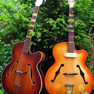 Links (dunkler): Framus 5/61 Florida, 1957.
Rechts (mit P-90): Lindberg Sunny, 1963.