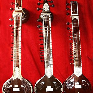 Meine drei Schätzchen

von Links nach Rechts 

Naskar meine erste von 1978

Drachensitar gekauft vor 2 Jahren und restauriert

Vilayat Khan Style Sitar  verkauft an meine beste Schülerin