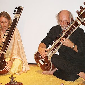 Sitarkonzert städtische Galerie Fürth mit meiner Schülerin die Tanpura spielt