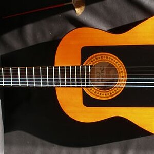 Pablo Martinez PM N 39 China
Flohmarktfund für 30€ und selbst getunt Knochensteg -Sattel tiefergelegt Flamencoschlagbrett ordentliche Saiten klingt gut und  macht Spaß
