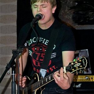 Dennis (Gitarrist)