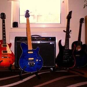 von links nach :
Epiphone Les Paul Cherry Sunburst,
Sterling by MuscMan AX40 (AXIS),
Ibanez RG 570 limited,
billig Acoustic,

AMP: Line6 Spider Valve mKII 212