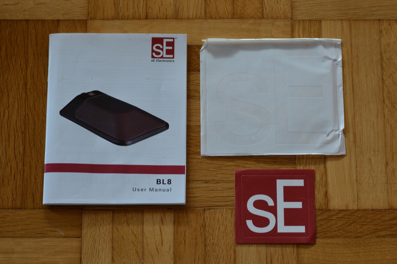 02 Handbuch und Sticker.JPG