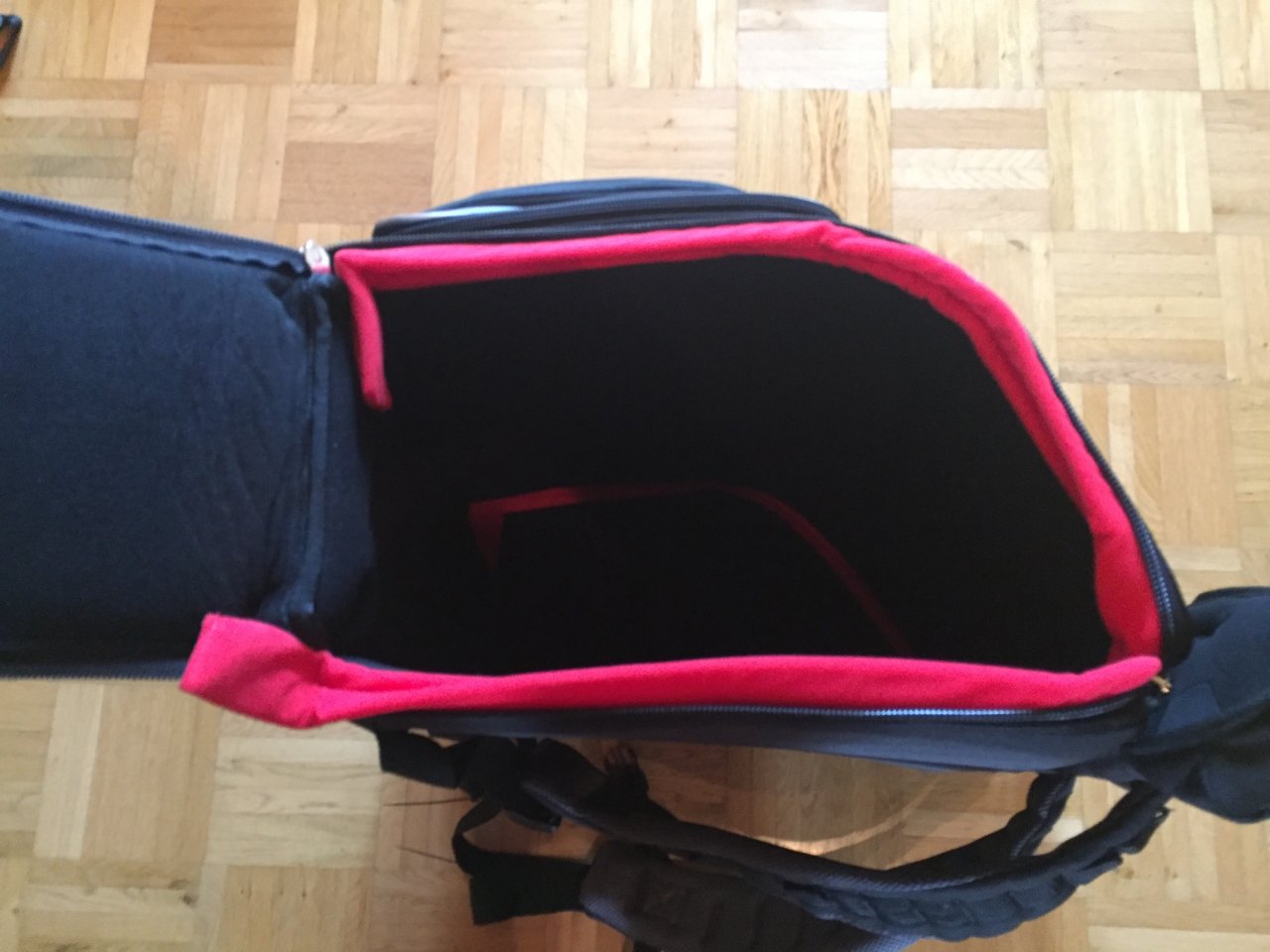 06 Rucksack Geöffnet Von Der Seite