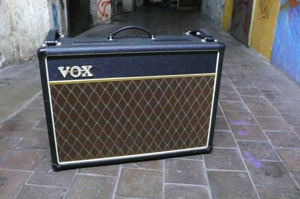 ´07 Vox AC 15

15 Watt, 1x12" Speaker

Ein echtes "Powerhouse" das mit seinen 15 Watt richtig Alarm macht. Er klingt sehr gut - bis auf den Hall.
Eine gute Wahl für alles wo man sich so einen Amp gut vorstellen kann.
Leider ist er für seine Klasse recht groß und schwer - aber das macht vielleicht auch viel von seinem erwachsenen Sound aus.