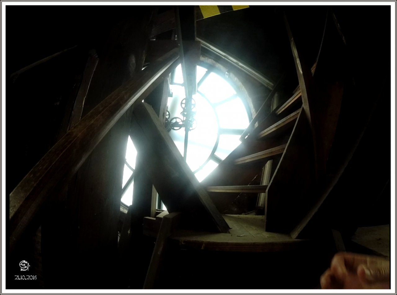 08-16_2016-10-21_05_GOPR0466_1630aRsig Zifferblatt Treppe T7 T8