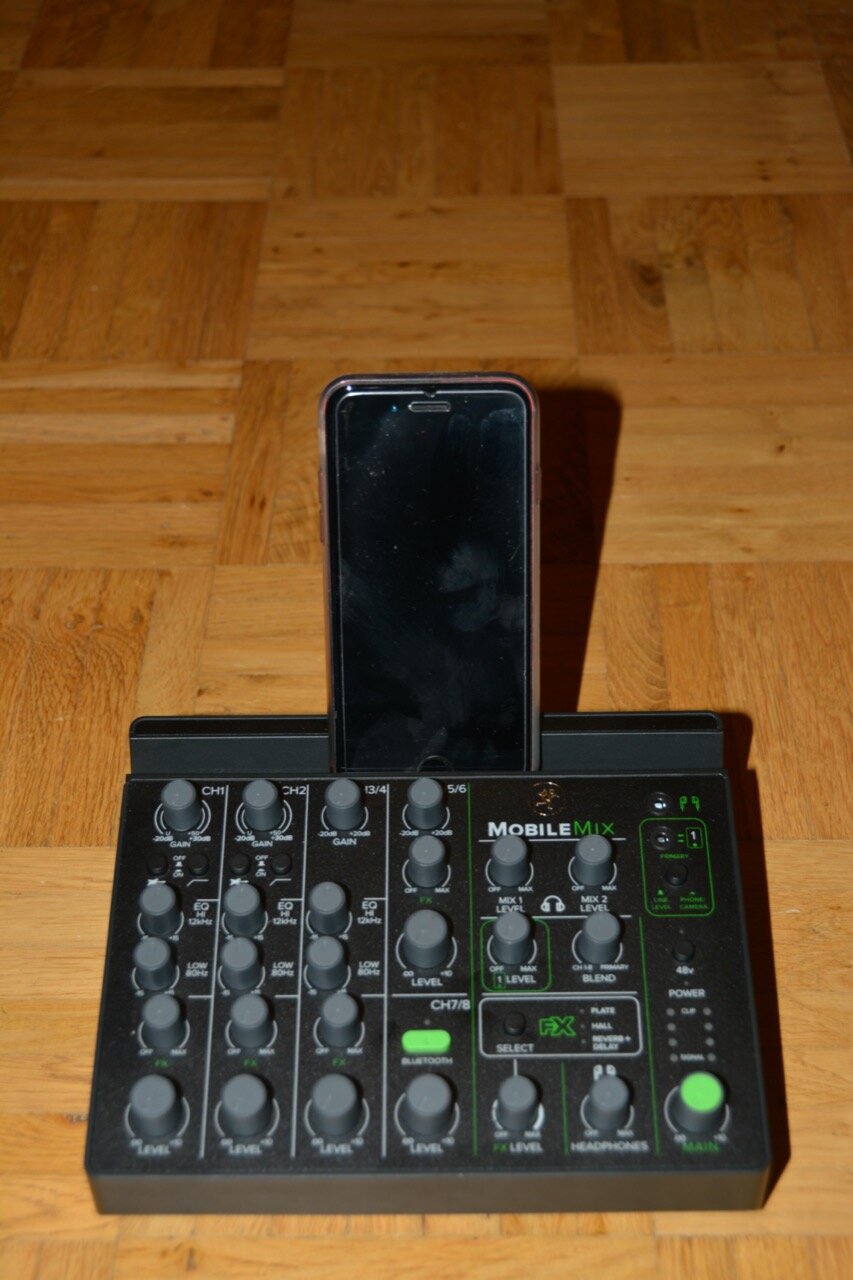 08 Nut mit iPhone.JPG