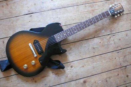 ´09 Gibson Les Paul Junior (Satin Vintage)

Low-Budget - und das sieht man auch...
aber sie klingt total klasse!