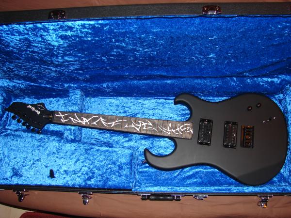 2. Gitarre - schwarzer Selbstbau "Der Graf": stratartiger Body, 2x HB, einmaliges Griffbrett