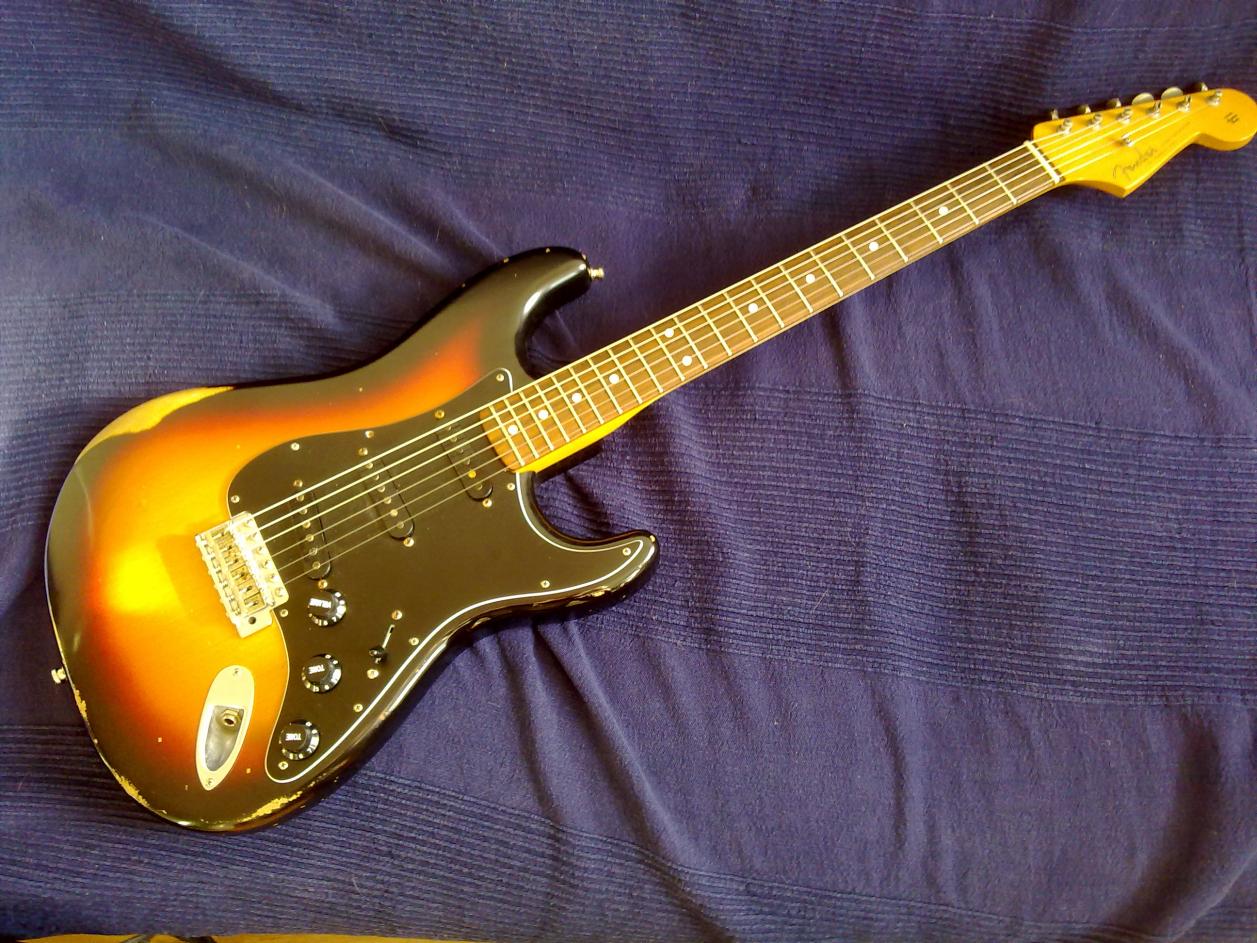 60er Roadworn in Sunburst

Überraschend leicht und schwingt sehr schön.

Das Relic bräuchte ich nicht unbedingt, aber die road worn sind die einzigen aktuelen Strats mit 7,25" Griffbrettradius und hohen Dunlop 6105 Bünden

Was mir nicht gefallen hat sind die Texas Specials die verbautr waren, ich stehe halt auf underwound und deswegen schöne ST60 von Kloppmann rein