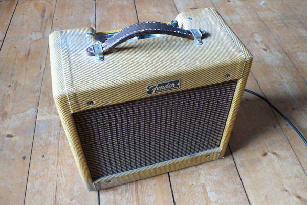 ´61 Fender tweed Champ

ca. 5 Watt, 1x8" Speaker

Alles was ihr über die "narrow panel" Tweed-Amps gehört habt ist wahr.
Der Amp überzeugt sowohl clean (auch ganz leise) als auch übersteuert (ziemlich laut!). Egal welche Gitarre man am Input hat - er ist ganz einfach ein sehr wohlklingendes Stück Musikgeschichte ;)