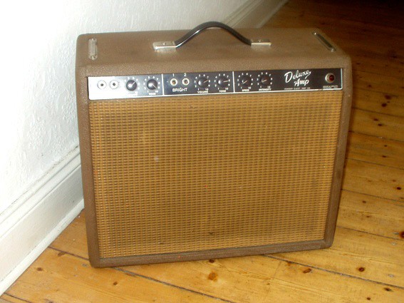 ´62 Fender "brown" Deluxe

20 Watt, 1x12" Speaker

Der rockigste Fender den ich je hatte - oder auch das teuerste Overdrive-Pedal das ich je hatte, denn der Cleansound war nicht so toll  ;)