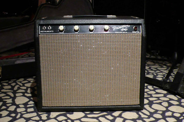 ´64 Fender Princeton - blackface/white knobs

ca. 15 Watt, 1x10" Speaker

Dieser Amp ist ein Übergangsmodell zwischen der braunen und der blackface-Periode.
Er hat schon den blackface-Look, ist aber innen noch ein brauner Princeton (Modell 6G2).
Ein toller kleiner Amp der sowohl Clean als auch verzerrt überzeugt. Er klingt schon leise sehr gut, aber er ist durchaus laut genug für Proben, Sessions und kleine Gigs. Natürlich geht´s clean nur bis zur Mittelstellung und dann zerrt er so langsam an, aber das klingt dann auch richtig fett!