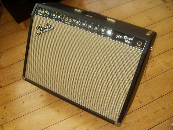 ´65 Fender Pro Reverb

ca. 40 Watt, 2x12" Speaker

Ein Sammler-Traum. Der cleanste Fender-Amp den ich je hatte - aber leider auch klanglich zu "clean" für meinen Geschmack. Man konnte Berge von Overdrive-Pedalen davorschalten und er klang immer noch total aufgeräumt und edel - aber WAS für ein Cleansound.
Ich habe ihn verkauft weil er einfach zu groß, schwer und clean für mich war.
Zwischenzeitlich habe ich dann sogar einen zweiten gefunden und gekauft, aber auch der ist wieder weg - aus den gleichen Gründen ;)
Tja, manchmal vermisse ich ihn noch...