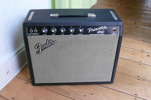 ´66 Fender "blackface" Princeton

ca. 15 Watt, 1x10" Speaker

Dieser Amp hat DEN cleanen Fender-Sound - wenn ihr wisst was ich meine... sweet, sweet, sweet.
Allerdings ist er nicht sehr laut und daher führt er ein ruhiges und behütetes Leben bei mir Zuhause.
Ein toller Amp für Zuhause/Studio wenn man diesen Sound sucht.