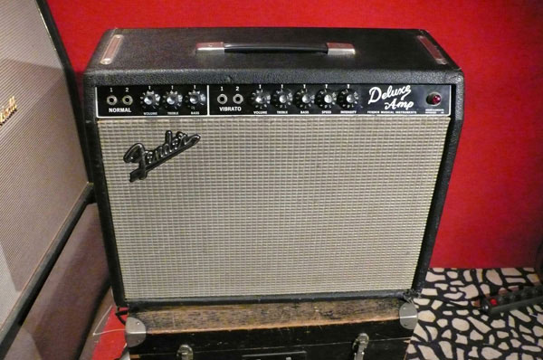 ´67 Fender "Blackface" Deluxe-Amp

20 watt, 1x12" Speaker 

Januar ´67 - einer der allerletzten dieses Modells. 
Der "Deluxe" gehört in seinen verschiedenen Bauformen zu recht zu den beliebtesten Fender-Amps.
Er ist leicht und kompakt, und laut genug für die meisten Anwendungen, aber nicht so laut daß man ihn nicht auch mal ein bißchen aufdrehen kann.
Er liefert einen tollen Cleansound UND einen tollen Overdrive. 
Mein aktueller Hauptamp.