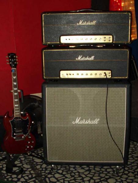 ´72/´75 Marshall 1987

50 Watt "Lead" Heads

Ja, diese Amps hauen richtig rein. Sehr, sehr laut und der absolut klassische "Sound of Rock".
Der 75er war etwas "zahmer" als der 72er.
Die Box ist eine 1960AX mit originalen Greenbacks von ´72.