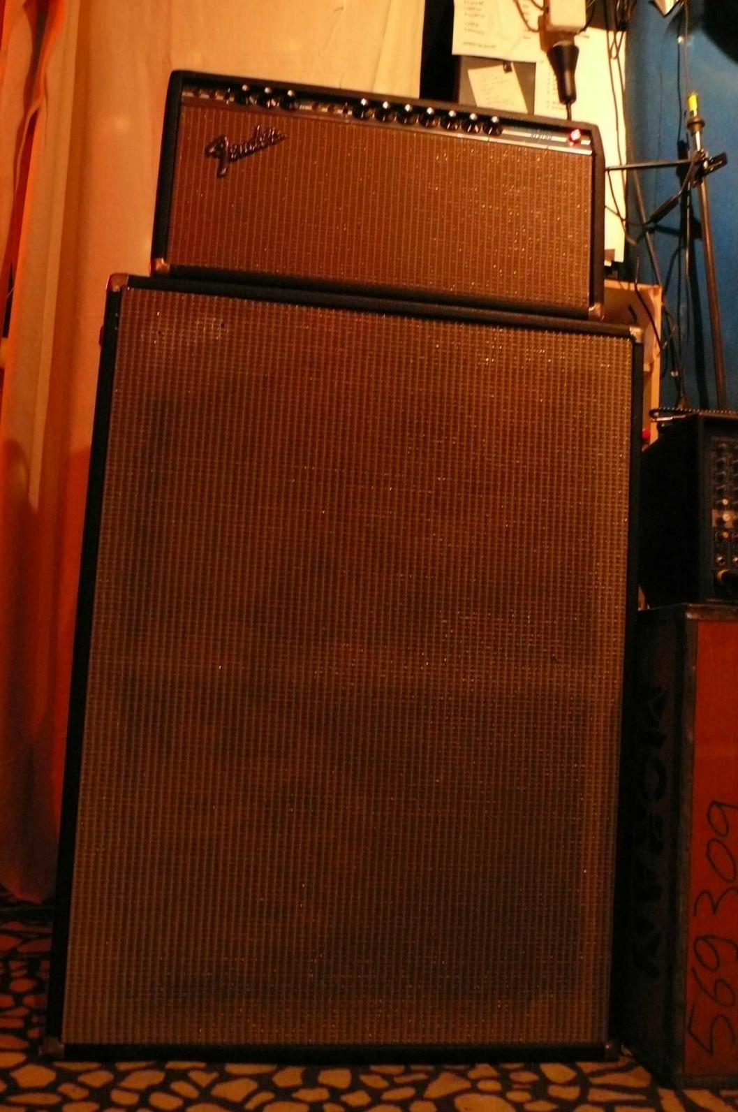 ´73 Fender Bandmaster Reverb
Schöner silverface Amp in tollem Zustand.
Der klassische Fender-Sound - nur GRÖSSER ;)