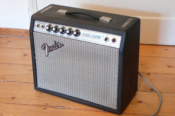 ´75er Fender Vibro-Champ

6 Watt, 1x8" Speaker

Ein schöner Amp für Zuhause und kleine Sessions/Gigs. 
Sehr lebendiger Cleansound und tolles Tremolo/Vibrato. 
Mit ´nem Overdrive-Pedal davor kann er auch richtig rocken.