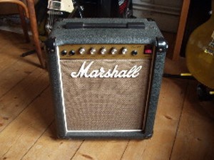 80´s Marshall "Lead 12"

ca. 12 Watt, 1x10" Speaker

Ein cooler kleiner Transistorcombo aus der JCM800-Era mit erstaunlich gutem Sound.
Volume, Gain, Treble, Middle, Bass und sogar ein Line-Out.
Den Amp gab´s auch als Topteil mit 2 passenden kleinen Boxen.
Geht meist für unter 100,- E. und lohnt die Anschaffung wenn man mal ein bißchen klassischen Marshallsound braucht ;)