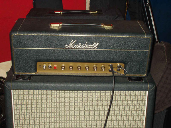 90´s JTM45 Reissue

Topteil, ca. 30 Watt

Dieser Amp war mehrere Jahre mein Hauptamp in unserer alten Band - auch der andere Gitarrist spielte dieses Modell.
Die Amps klingen sehr gut - warm und lebendig - und haben uns nie im Stich gelassen. In 10 Jahren nicht ein einziges Problem und wir haben bei Gigs immer Komplimente für unseren Sound bekommen ;)