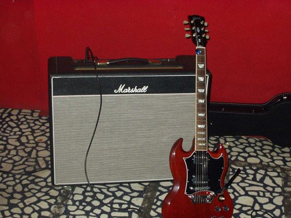 90´s Marshall "Bluesbreaker"-Reissue

ca. 30 Watt, 2x12" Speaker

Eine Wiederauflage des Amps mit dem Eric Clapton um ´66 Musikgeschichte geschrieben (eher gespielt) hat. 
Auf dem Amp steht "50 Watt Tremolo", aber eigentlich ist es ein JTM 45 im Combo-Format mit 2 Celestion "Greenbacks" und zusätzlichem Tremolo-Effekt (leider weitgehend unbrauchbar...). 
Kritiker sagen der Amp wäre zu weit vom original entfernt und überhaupt müsste man ihn erst mal komplett neu aufbauen damit er gut klingt.
Ich war aber auch so immer sehr zufrieden. Er klingt toll - aber er wiegt eine halbe Tonne...