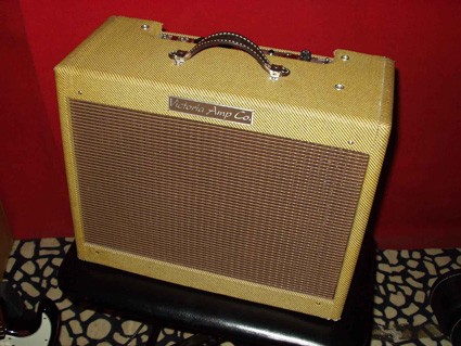 90´s Victoria 20112 (Tweed Deluxe Clone)

ca. 20 Watt, 1x12" Speaker

Die Amps von Victoria haben in den USA den Ruf zu den besten Nachbauten der Fender Tweed Amps zu gehören und irgendwann hatte ich auch die Gelegenheit eines der beliebtesten Modelle zu ergattern - den Tweed Deluxe.
Diese Amps haben inzwischen "Legendenstatus" und gut erhaltene Originale aus den 50ern gehen teilweise für über $4000 den Besitzer.
Leider hatte ich noch nie die Gelegenheit ein Original zu spielen...
Der Victoria war zweifellos ein sehr schöner Amp der mich aber klanglich nie so richtig überzeugen konnte...
Ich habe kürzlich einen der neueren Fender Reissues gespielt und ich fand, daß der erheblich besser klang.