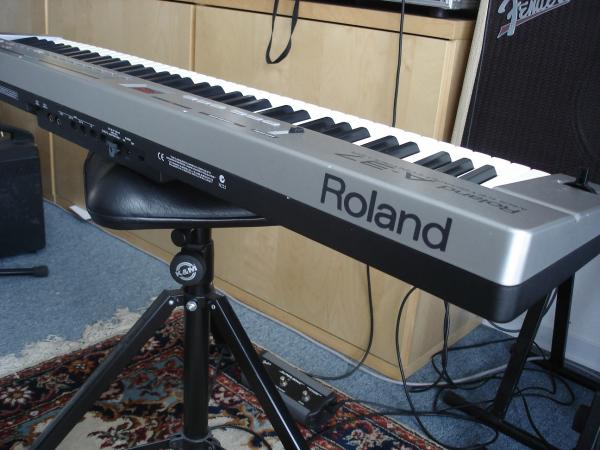 A37 rück, eine kleine Macke links vom "Roland"-Emblem.