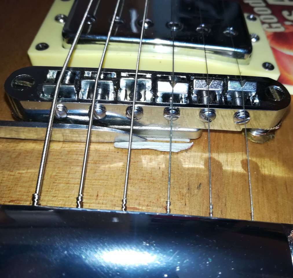 Abschneiden der überstehenden Klebemasse am Steg von Paulus