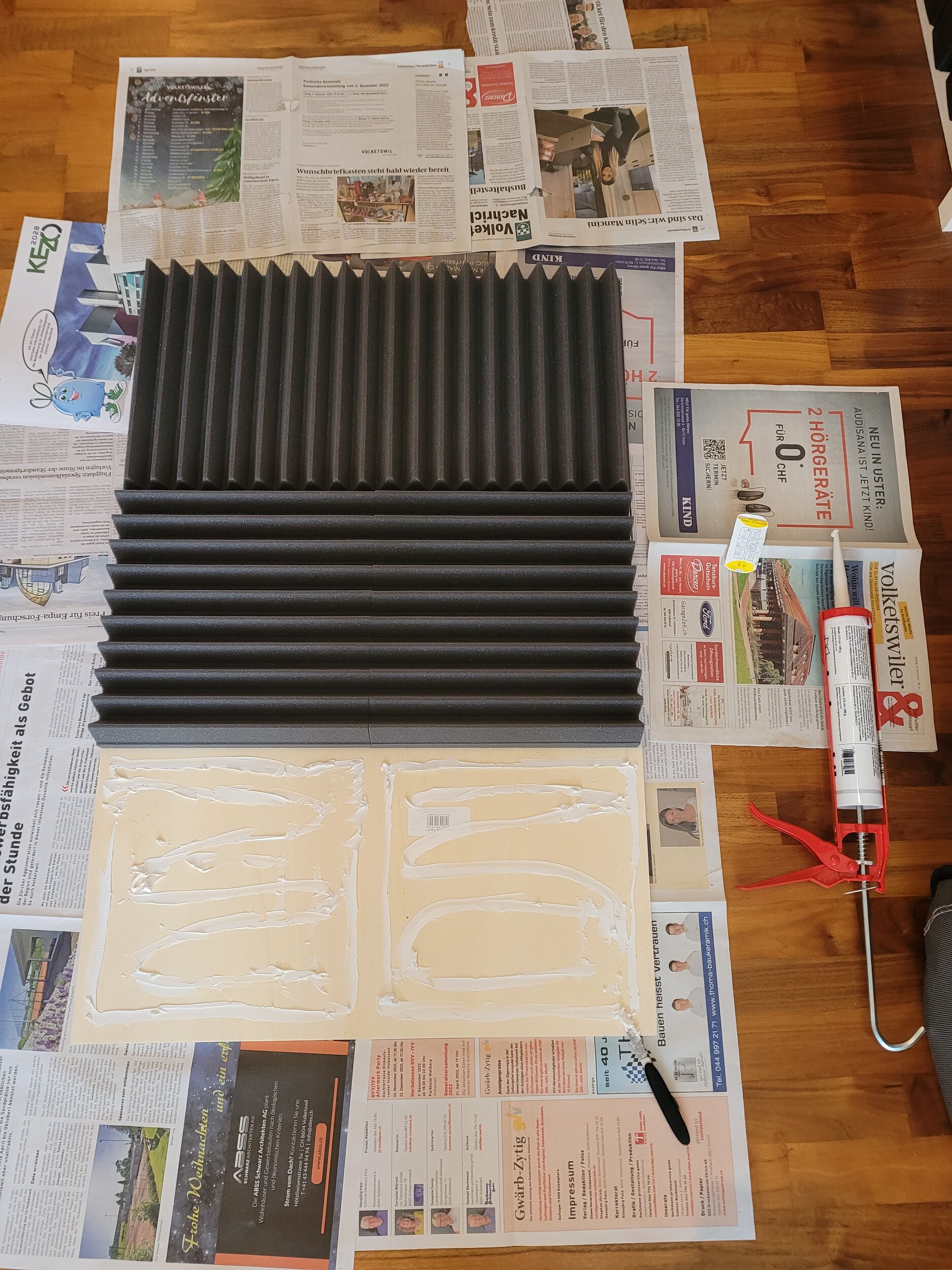 Absorber-Panel Bau: Kunstoff-Quadrate auf Holzplatte verleimen