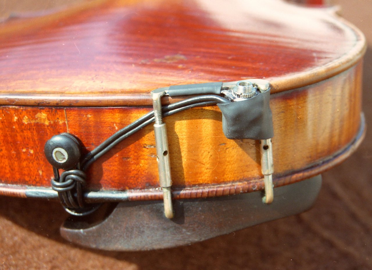 Akustische Geige mit 3,5mm-Buchse an Kinnstütze
