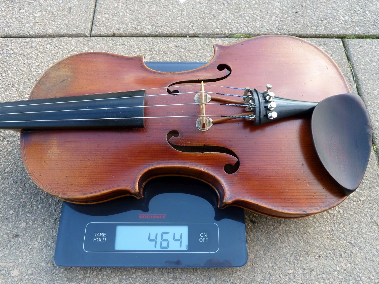 Akustische Geige mit K&K Big Twin auf der Waage