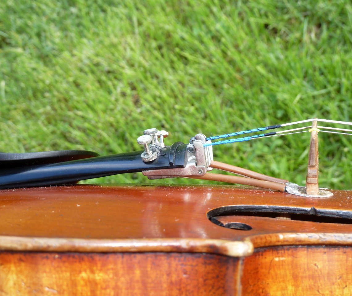 Akustische Geige Mit K&K Big Twin-Befestigung der Kabel am Saitenhalter