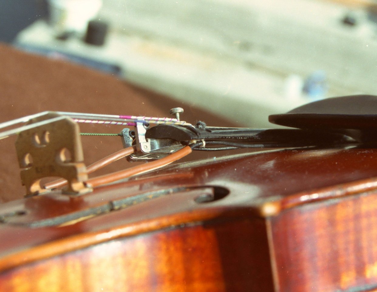 Akustische Geige mit K&K Twin Spot-Befestigung der Kabel am Saitenhalter