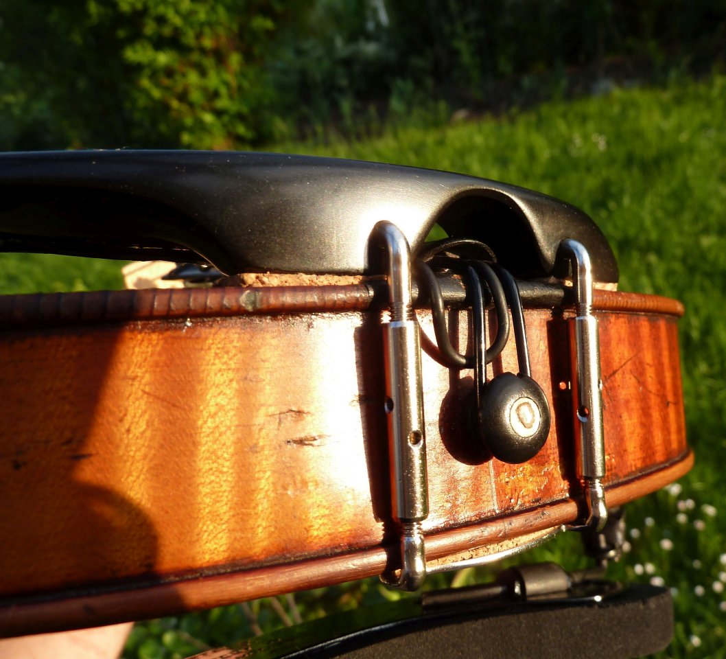 Akustische Geige mit lackiertem K&K Big Shot und Buchse unter Kinnhalter