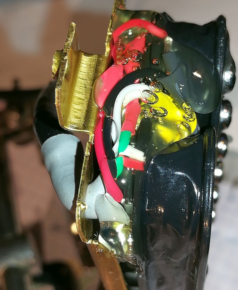 angelöteter und isolierter 5-Draht-Anschluß des Steg-Humbuckers