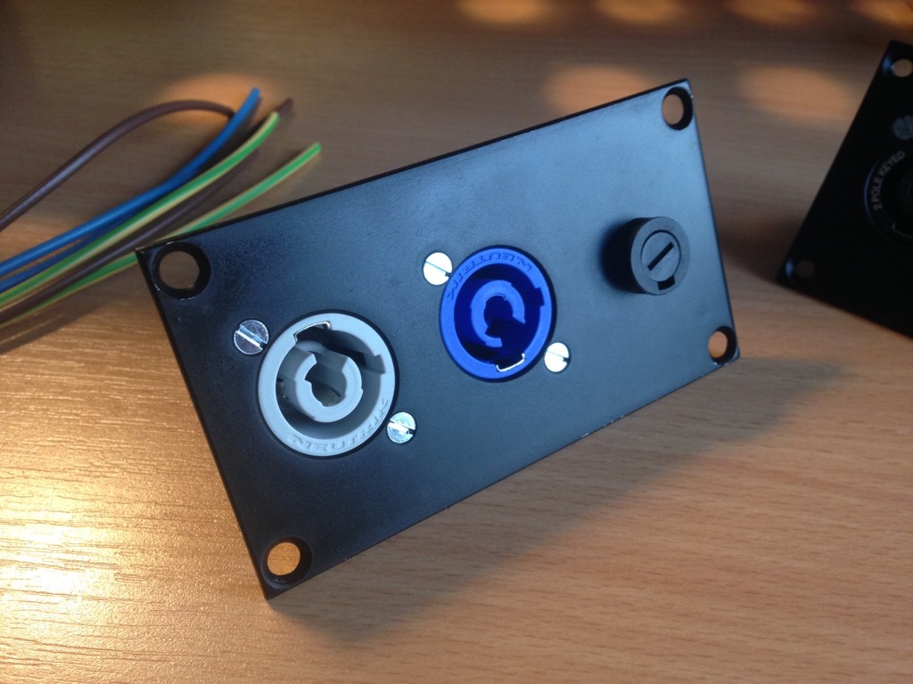 Anschlussblende Strom