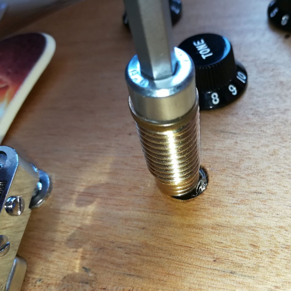 ansetzen der gedrehten 30mm-DiY-Einschraubhülse in Paulus M8 / M12