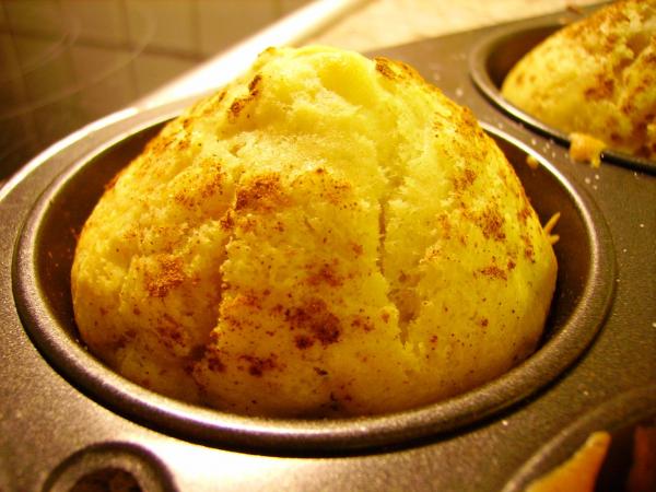 Bananen-Muffins :>

Zutaten für 6 Stück:

150g Mehl
2-3 EL Sojamehl + 3-4 EL Wasser
30g Zucker
2 TL Backpulver
40g Pflanzenöl
150 ml Soja-Milch

1- 1/2 kleine Bananen oder eine ganz große ;)

Zimt
Zucker


Ofen vorheizen. Mehl, Sojamehl, Zucker, Backpulver, Wasser, Öl und Milch in eine Schüssel geben und verrühren. Wenn die Masse schön klebrig ist, die klein (!!) geschnittenen Bananenstückchen unterheben.

Die Backform mit einem mit Pflanzenöl getränktem Küchentuch auswischen. Masse auf die Förmchen verteilen. Jetzt über den Teig in den Formen etwas Zucker und Zimt geben. Bei 170°C ca. 20-25 Min. backen.

Die Muffins aus dem Backofen holen und abkühlen lassen, dann aus der Form lösen.

Zum Telefon greifen und sich bis zu 5 Freunde einladen :} Dann gemeinsam diese affengeilen (:D) Muffins gaaaaaaaaaanz langsam genießen :}

Wenn man will, kann man sie noch mit Soja-Sahne (geschlagen oder Sprühsahne) garnieren^^


auch hier kann man das Soja-Mehl durch ne Hand voll feiner Haferflocken ersetzen^^