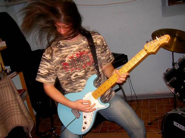 Bei einer Bandprobe fröhlich am abgehen.